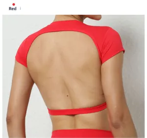 Dettaglio del top da yoga rosso con schiena scoperta, spalline e tessuto traspirante