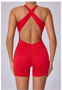 Vue détaillée du dos d'un body de yoga rouge avec bretelles croisées et design découpé