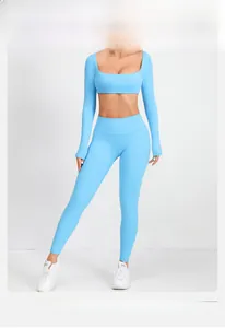 Dettaglio del set yoga celeste con scollo quadrato e tessuto elasticizzato senza cuciture
