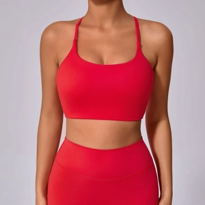 Detaillierte Nahaufnahme des roten Yoga-BHs und der matten Leggings mit hoher Taille