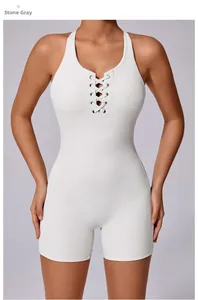Détail d'un combishort de yoga gris pierre avec décolleté en V profond et lacets croisés