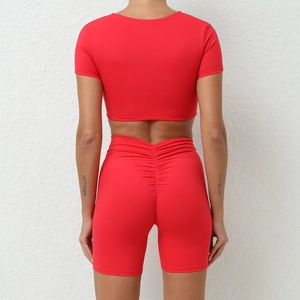 Rotes zweiteiliges Yoga-Set mit Crop-Top und High-Waist-Shorts mit Push-up-Effekt