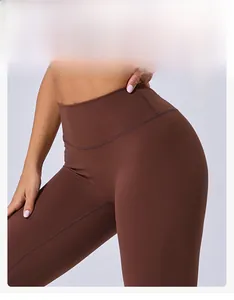 Détail du legging de yoga taille haute montrant le design sans couture et le tissu élastique
