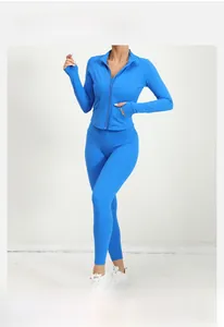 Détail de l'ensemble de yoga bleu roi avec veste zippée et legging taille haute sur mannequin