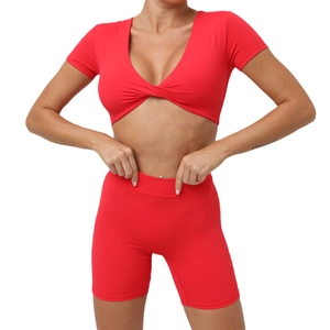 Zweiteiliges Yoga-Set für Damen mit rotem V-Ausschnitt Crop-Top und High-Waist-Shorts