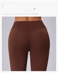 Détail du legging de yoga taille haute avec couture en V et design froncé pour fessier