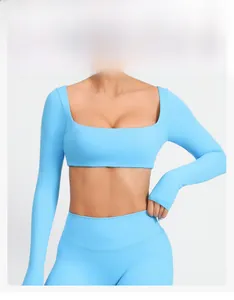 Dettaglio del set yoga azzurro con scollo quadrato e tessuto a compressione elastica