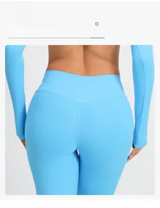 Dettaglio dei leggings da yoga a vita alta azzurro cielo con cuciture a V per effetto push-up