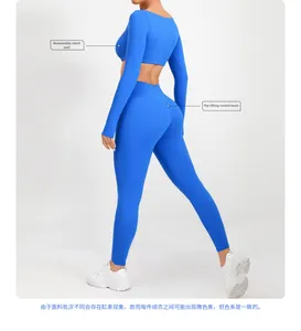 Dettaglio del set yoga blu con imbottiture rimovibili e cucitura effetto push-up