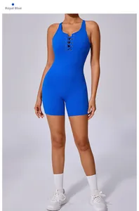 Détail de la combinaison de yoga bleu roi avec dos croisé et découpes stylées
