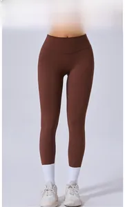 Gros plan sur le legging de yoga marron café à taille haute avec contrôle du ventre