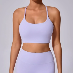 Detail der gekreuzten Träger am lavendelfarbenen Yoga-BH aus hochdehnbarem Material