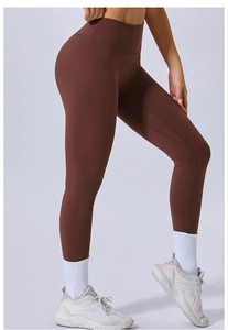 Détail du legging de sport taille haute marron foncé avec coutures plates et fini mat