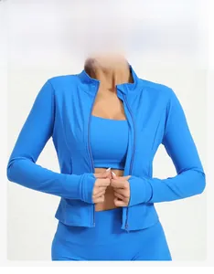 Détail d'un ensemble de yoga bleu 3 pièces avec veste, soutien-gorge et legging taille haute