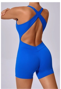 Détail d'un combishort de yoga bleu roi avec dos croisé et découpes ajourées au dos