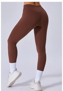Vue détaillée du legging de yoga taille haute moka avec effet galbant et texture mate