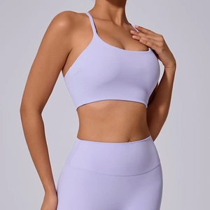 Detail der lila Yoga-Kollektion zeigt nahtlosen, elastischen Mattstoff und den U-Ausschnitt