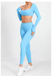Dettaglio del polsino con foro per il pollice del top yoga azzurro e dei leggings sportivi