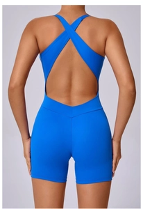 Détail de la combinaison de sport bleu roi avec dos croisé et design évidé à l'arrière