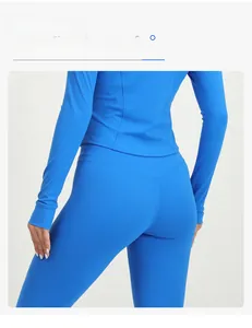 Détail de la vue arrière montrant le pantalon de yoga taille haute et la veste de sport
