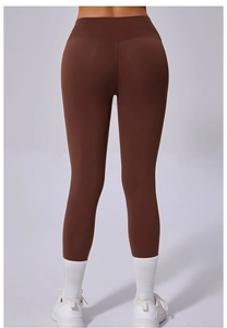 Détail macro du legging de yoga taille haute avec couture en V et coupe ajustée élégante