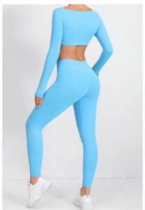Vista posteriore del set yoga azzurro che mostra l'effetto lifting e il tessuto aderente