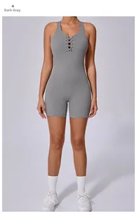 Détail du body de yoga gris foncé avec col croisé et découpes sur le devant