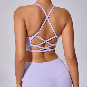 Detail eines hellvioletten Sport-BHs mit aufwendigem überkreuztem Multi-Träger-Rückendesign