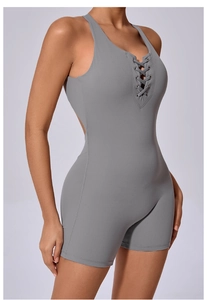 Détail du laçage frontal sur ce body de yoga gris clair à bretelles croisées