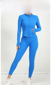 Détail de l'ensemble de yoga bleu roi avec veste zippée et legging taille haute