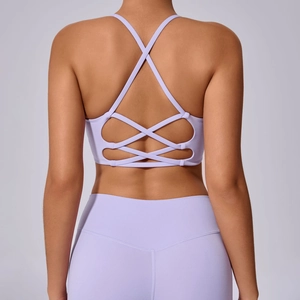 Detailansicht des lavendelfarbenen Yoga-BHs mit überkreuzten Trägern und Cut-out-Strickmuster