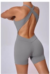 Détail de la combinaison de sport grise pour femme avec bretelles croisées et dos nu