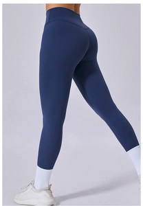 Détail du legging de yoga taille haute bleu marine avec coupe sans couture et effet galbant