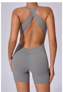 Détail des bretelles croisées et taille en V sur le body de yoga gris