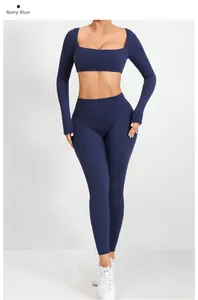 Dettaglio del set yoga blu navy con top a collo quadrato e leggings a vita alta
