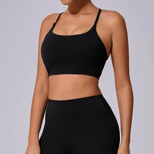 Detail der gekreuzten Rückenträger am schwarzen Sport-BH und der High-Waist-Yogahose