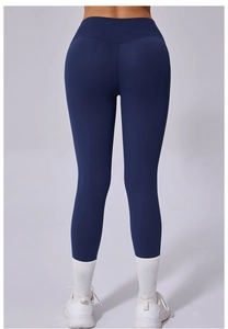 Vue arrière du legging de yoga bleu marine à taille haute avec coupe en V au dos