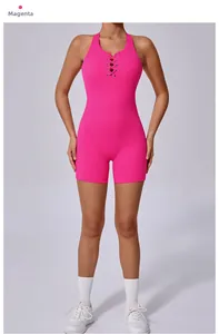Vue détaillée du combishort de yoga rose fuchsia avec décolleté croisé à lacet