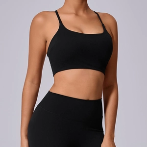 Nahaufnahme des schwarzen Yoga-BHs mit Kreuzgurten und mattem Stretch-Stoff-Finish