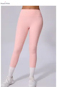 Détail du legging de yoga taille haute sans couture rose pêche en tissu évacuant l'humidité