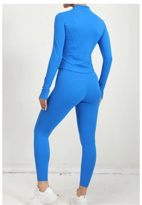 Vue arrière d'un ensemble de yoga bleu à manches longues montrant la coupe et le tissu