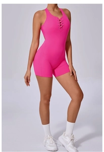 Détail du body de yoga dos nu rouge rose avec bretelles croisées et design évidé