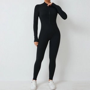 Détail d'un body de yoga noir à manches longues avec fermeture éclair pour femme