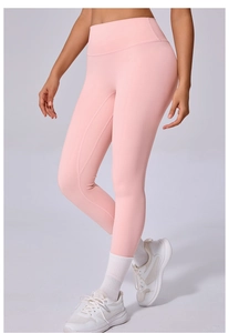 Détail du pantalon de yoga rose à taille haute en tissu à séchage rapide sans couture et élastique