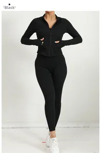 Détail de l'ensemble de yoga noir avec veste zippée ajustée et pantalon taille haute stretch
