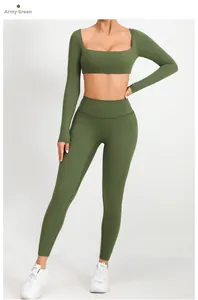 Dettaglio completo yoga verde militare con top a scollo quadrato e leggings a vita alta