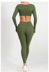 Vista posteriore del set yoga verde militare con crop top attillato e leggings a vita alta