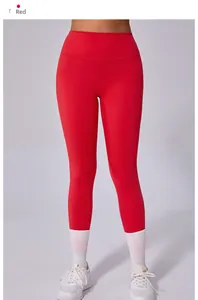 Détail du legging de yoga rouge à taille haute en tissu élastique et sans couture