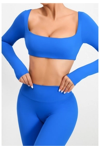 Detalle del top de yoga azul real con cuello cuadrado y textura de tela elástica