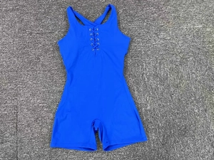 Détail de la combinaison bleu roi dos nu avec laçage frontal et bretelles croisées